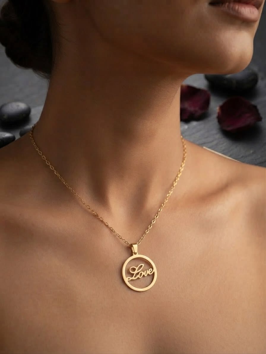 Cadena con dije circular + inscripción “Love”