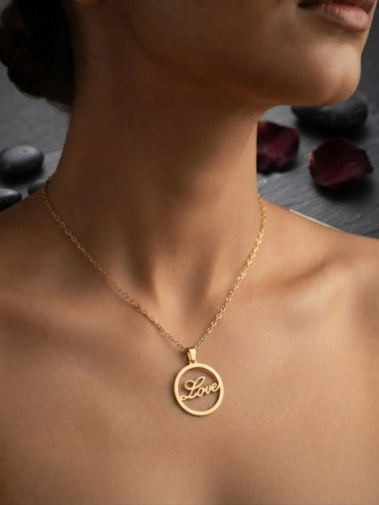 Cadena con dije circular + inscripción “Love”